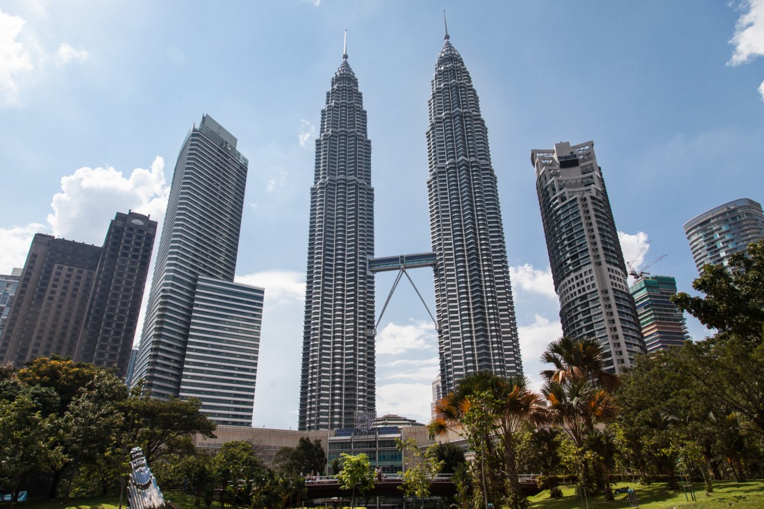 Die Petronas Tower aus dem dahinterliegenden Park