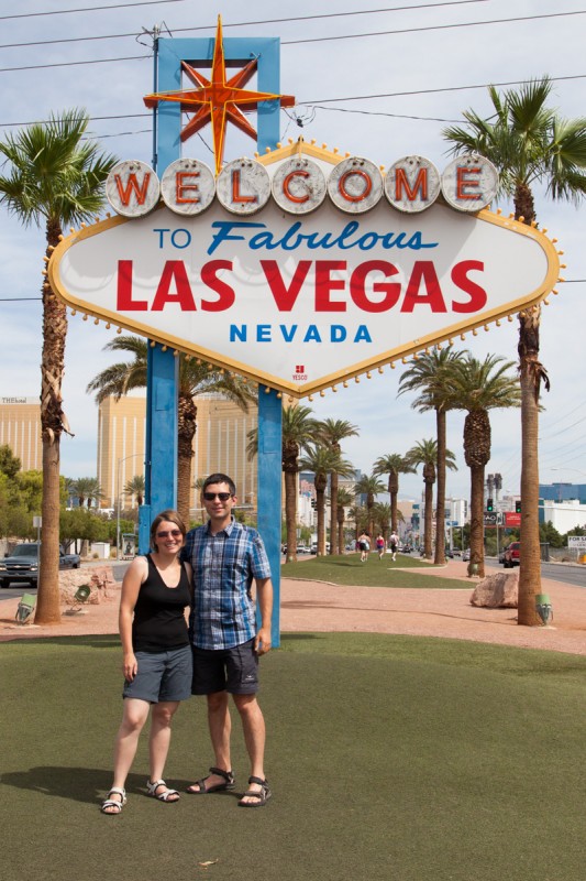 Ganz wichtig: Vor dem Welcome to Fabulous Las Vegas Schild posie