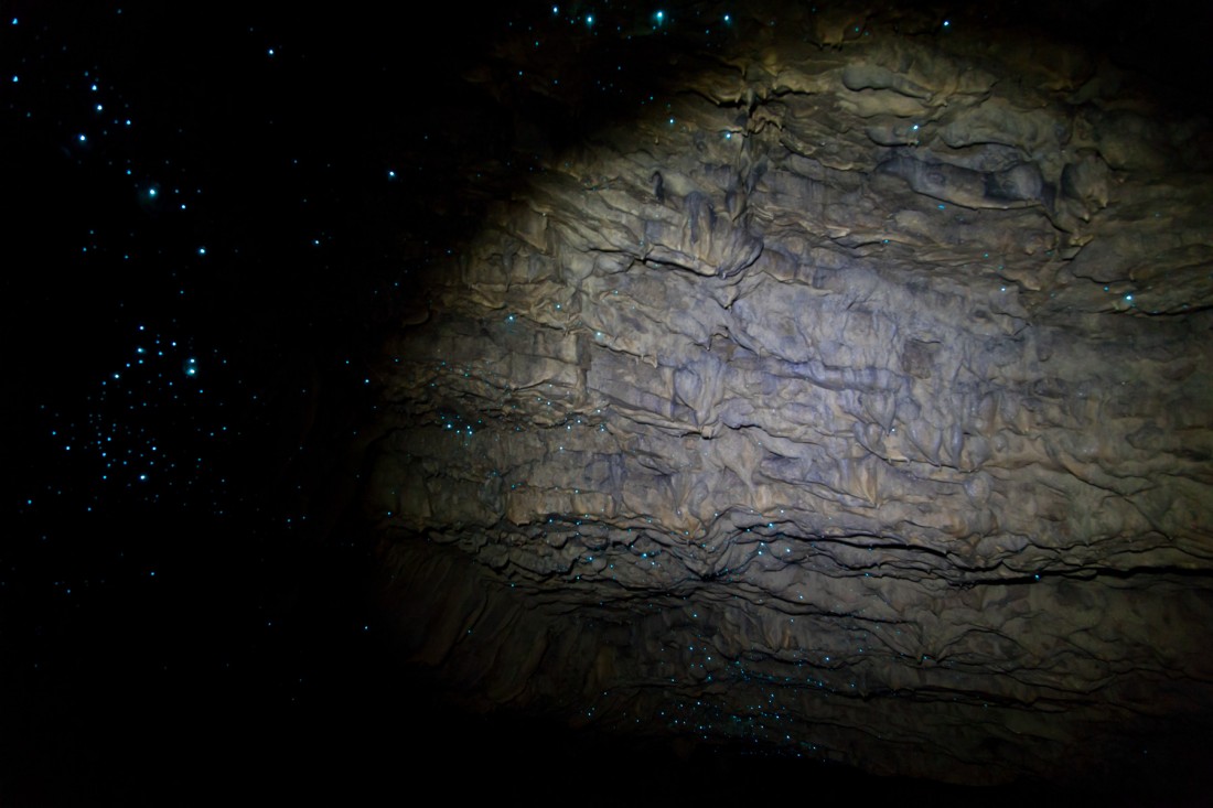Ein kurzes Aufblinken der Taschenlampe zeigt dass das kein Sternenhimmel sondern tatsächlich die Decke der Höhle ist.